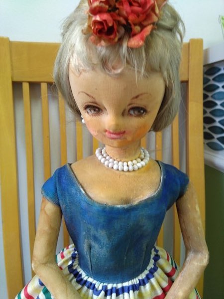 ブルーの洋服のお人形