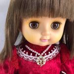 パールのネックレスも白いレースも紅いベルベットに映えます♪
