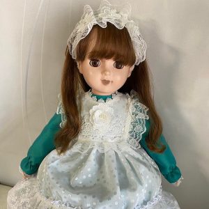 ブルーグリーン色のドレスのお人形