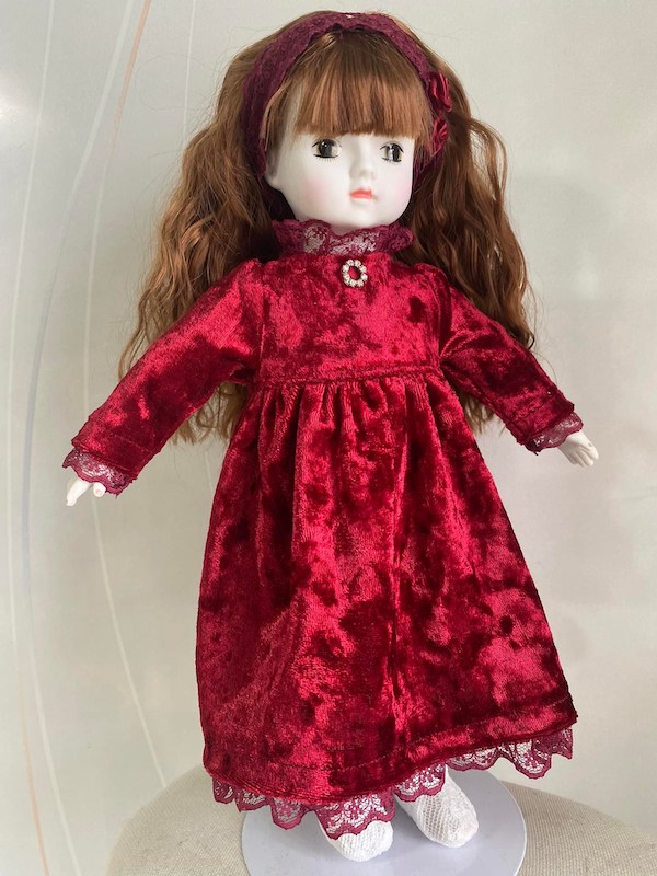 赤いドレスのお人形
