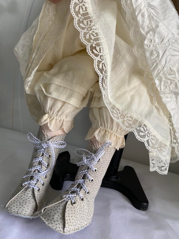 修理後　ドレスに合わせたアンダーパンツとアンダースカートも可愛いね。編み上げブーツはドレスに合わせて白にしました。
