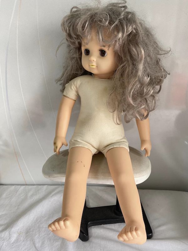 修理前　髪の毛がかなり絡んでいたので人形用のウィッグを使ってみました。