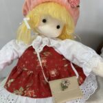 修理後　　こんなに可愛くなりましたよ。赤いワンピースとピンクの帽子が愛らしいポシェットも新しくなりましたよ。❤️