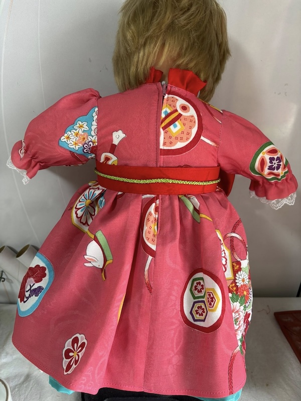 修理後　　後ろ姿ですファスナー開きで着やすく作成しました
