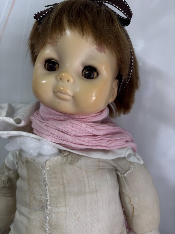 修理前 首はもう取れて居てスカーフで🧣隠してます。
首からも綿が出てきてるけど頑張ってなんとかします。👍