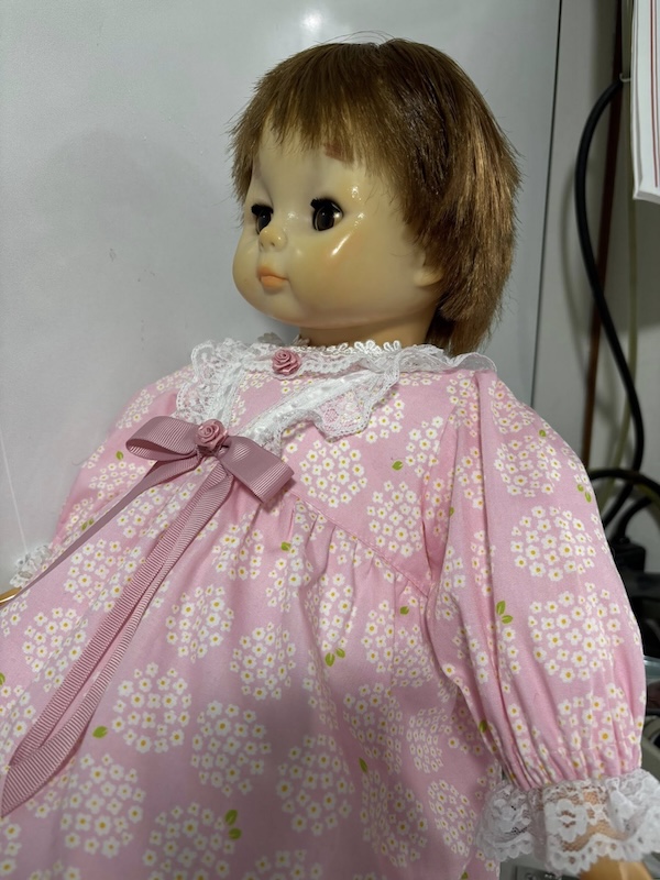 修理後 髪もサラサラになって、どんな花柄にしようかな?
一番お似合いかなと花束💐の布地を選びました。